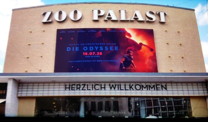 Перед кинотеатром Zoo Palast в Берлине. © Tatiana Lvova
